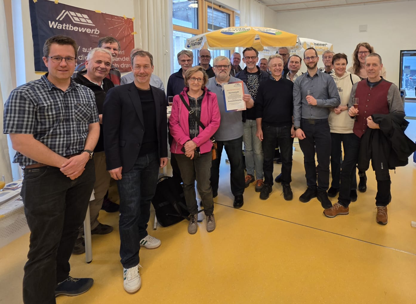 Vertreter*innen der Stadtverwaltung Darmstadt und Ehrenamtliche der "heiner+heizungsoptimierung" freuen sich über die Auszeichnung durch Wattbewerb